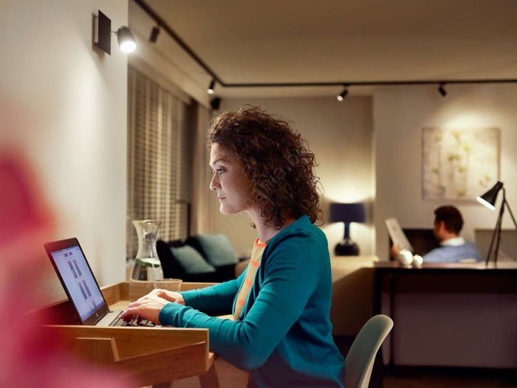 Signify promueve espacios de trabajo en casa confortables con iluminación LED