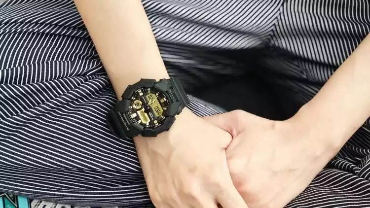Cómo combinar relojes Rugged Black & Gold con outfits streetwear