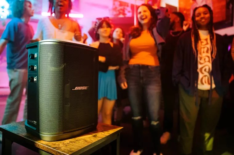 ¿Audífonos, headphones o parlantes? Qué tener en cuenta para elegir el dispositivo de audio ideal