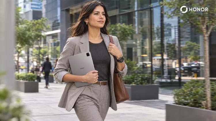 Dispositivos HONOR que acompañan a la mujer multitasking en el cuidado de sus hábitos