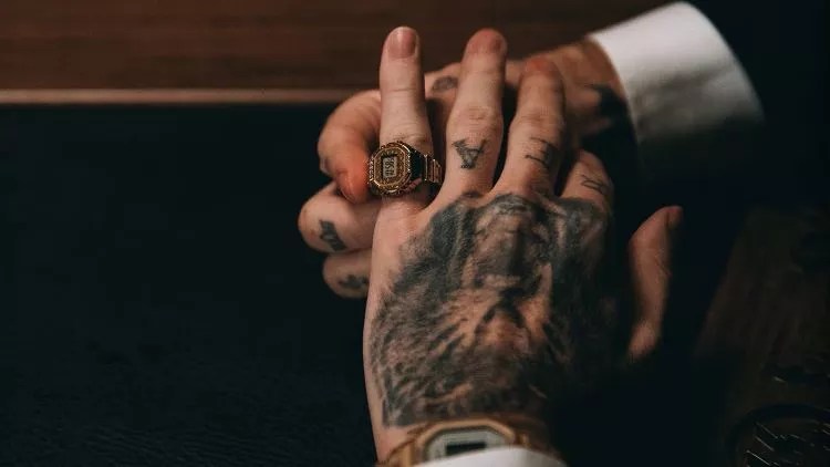 CASIO x J Balvin: el icónico reloj digital se transforma en un accesorio de expresión personal