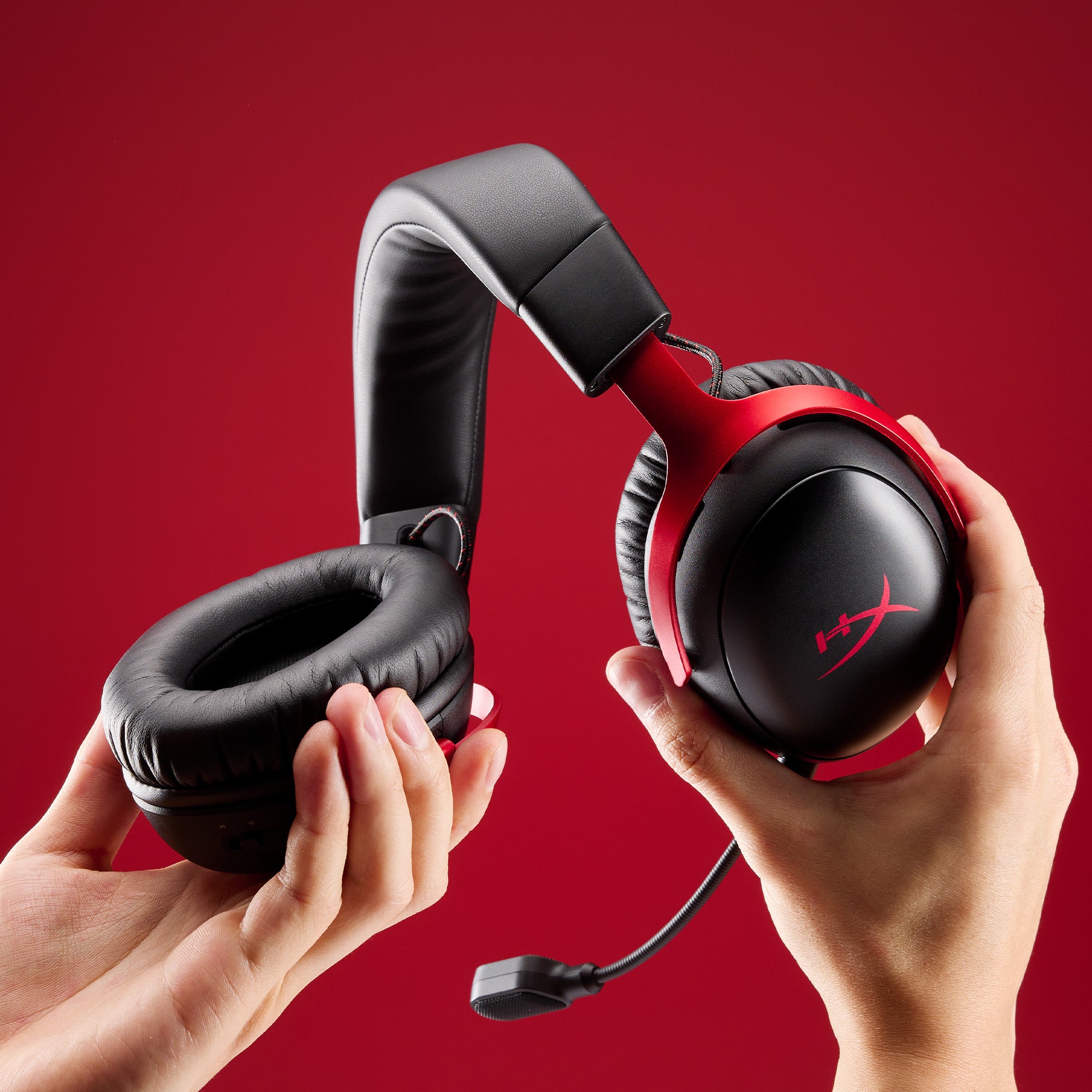 用手揭開 HyperX Cloud III S 電競耳機嘅記憶泡棉耳墊