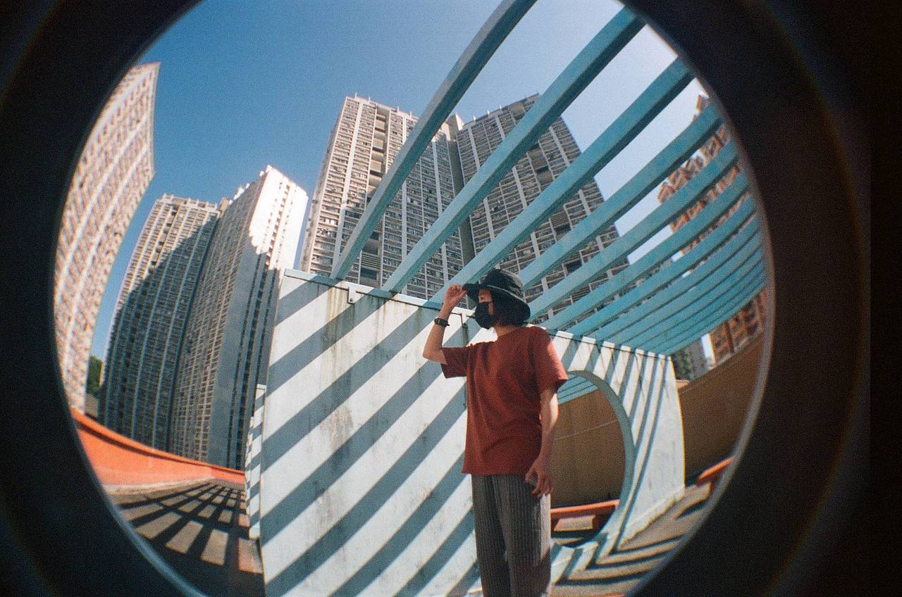 用 Lomography 魚眼菲林相機喺香港屋邨影嘅圓形相片