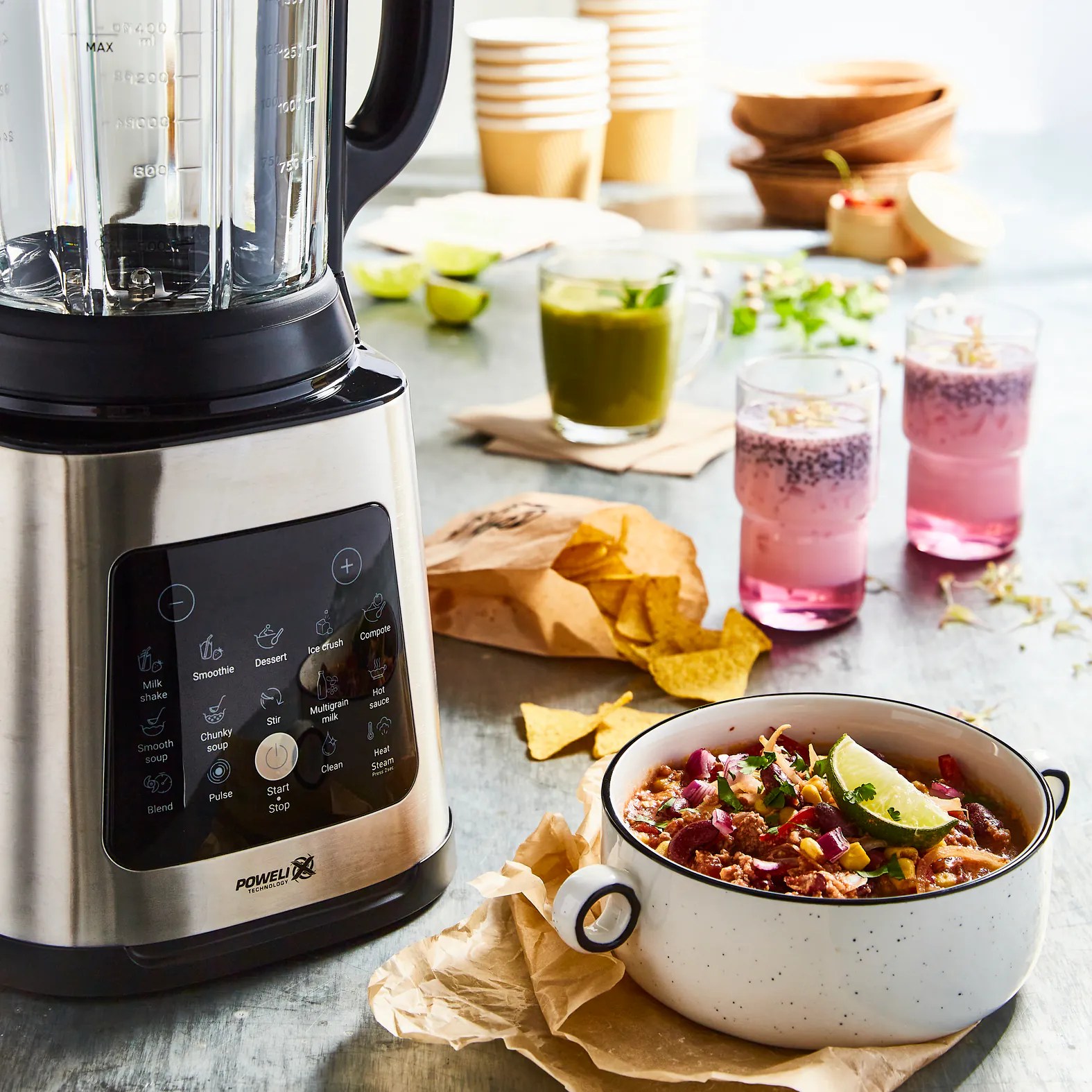 Tefal PerfectMix Cook 攪拌機同煮好嘅湯品、蔬果飲品擺喺枱面