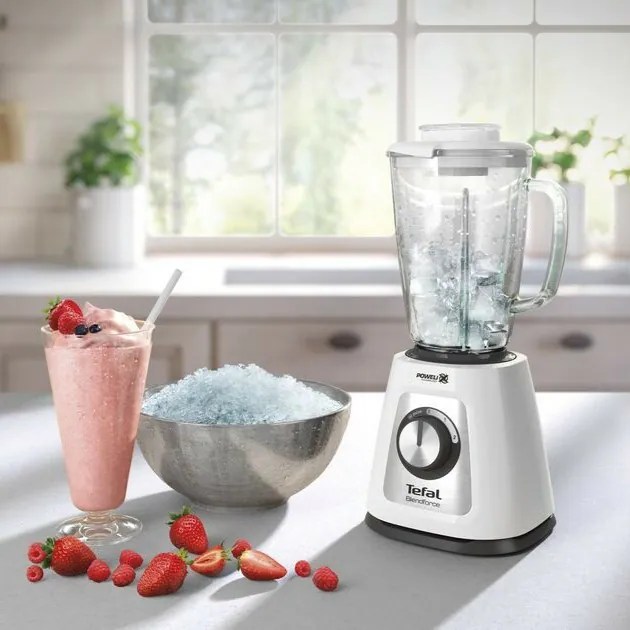 Tefal BlendForce 2 座枱攪拌機打碎冰，旁邊放住士多啤梨奶昔
