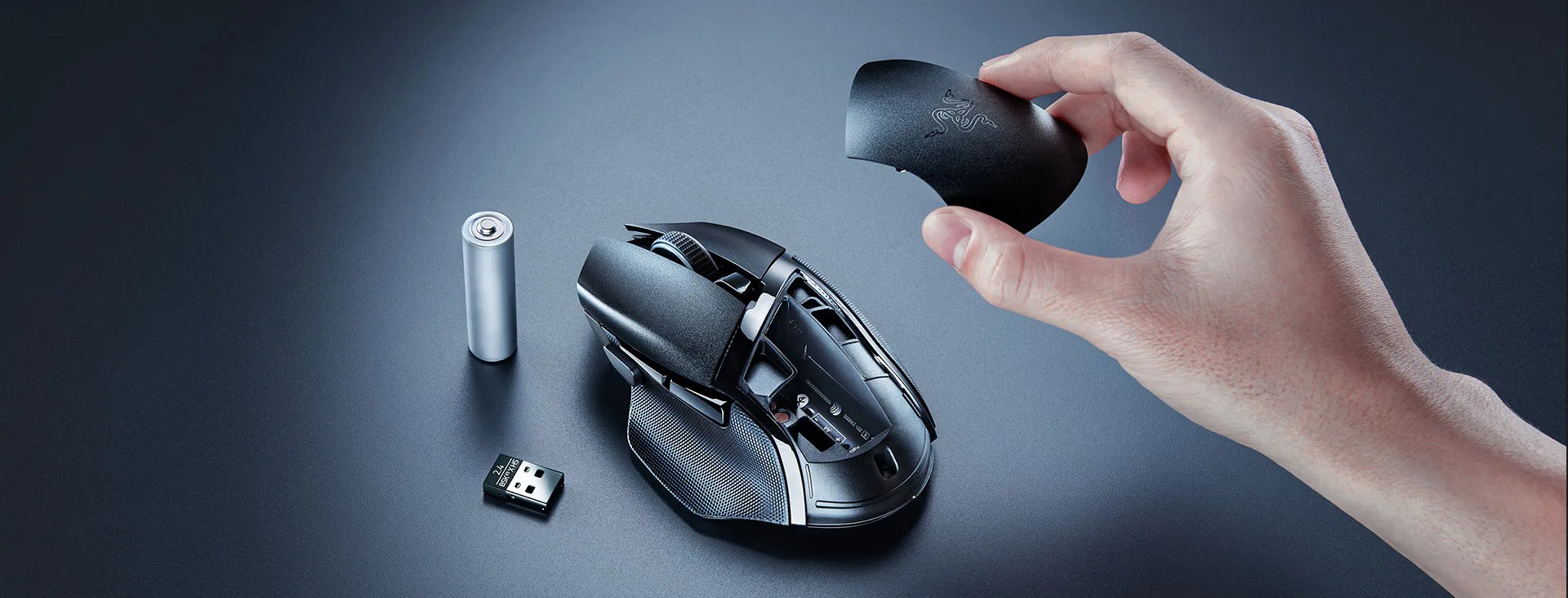 Razer Basilisk V3 X HyperSpeed 打開機蓋放 AA 電池同接收器