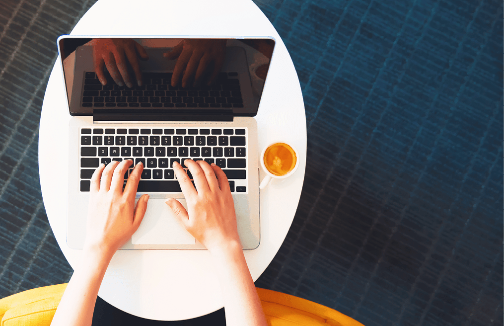 Gagement blogs on laptop