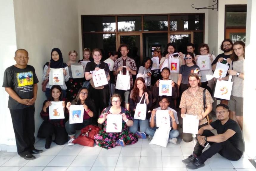 05 Workshop seni rupa tradisi untuk mahasiswa asing dan program short course