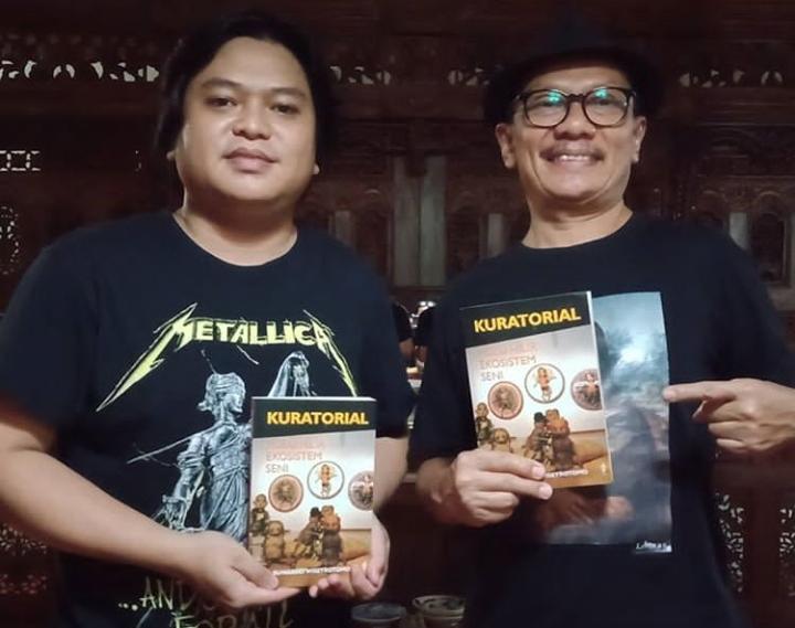 news1 Peluncuran Buku “Kuratorial : Hulu Hilir Ekosistem Seni ” Penulis Dr. Suwarno Wisetrotomo, M.Hum, Penerbit Nyala, Yogyakarta 2020