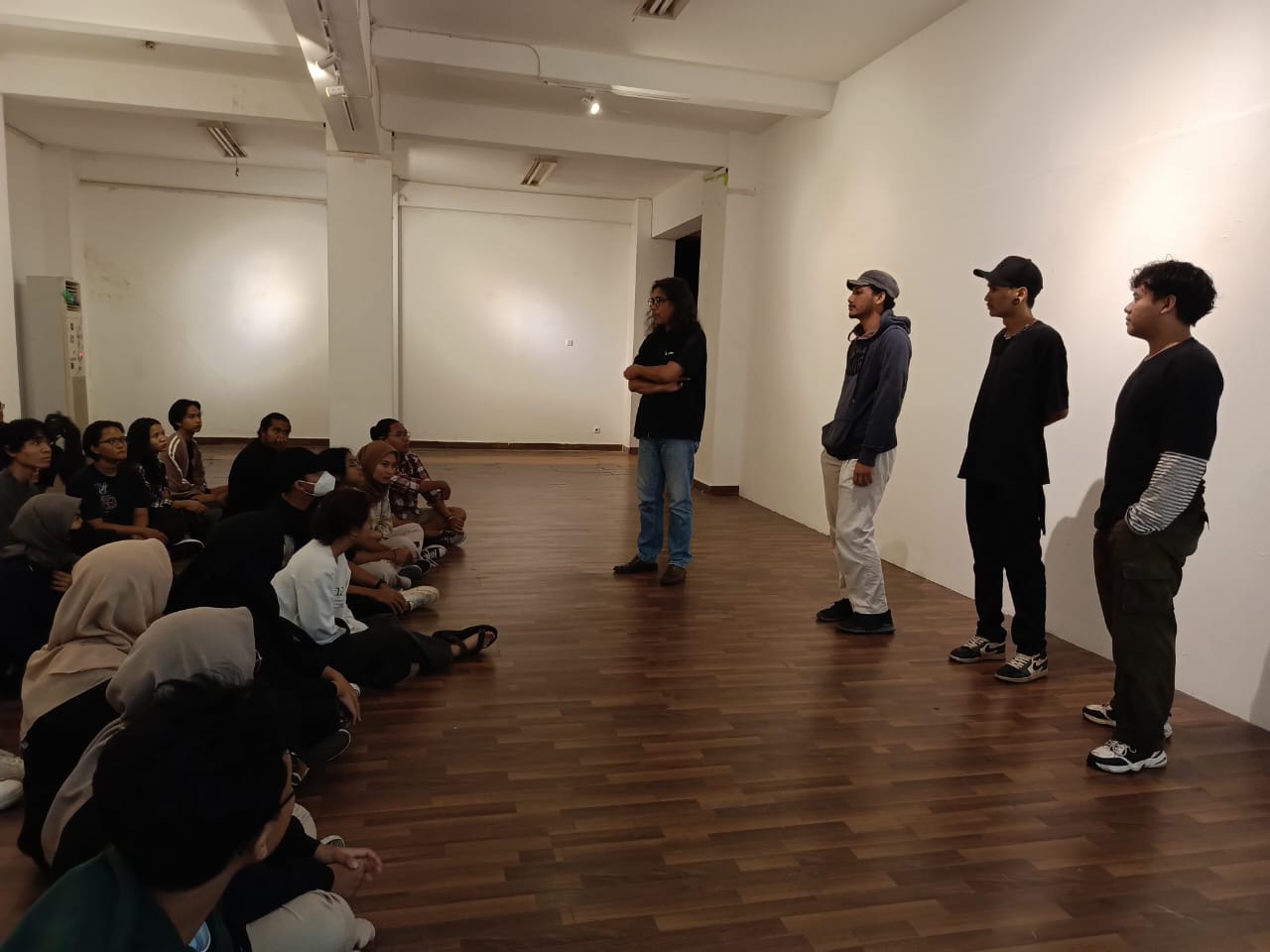 Praktik Display Mahasiswa Tata Kelola Seni ISI Yogyakarta di Galeri R.J. Katamsi