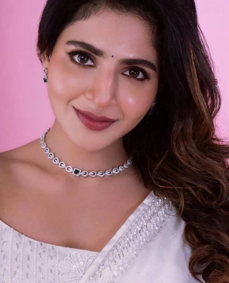 Iswarya Menon new pics