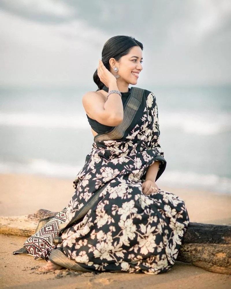 Mirnalini Ravi saree pics