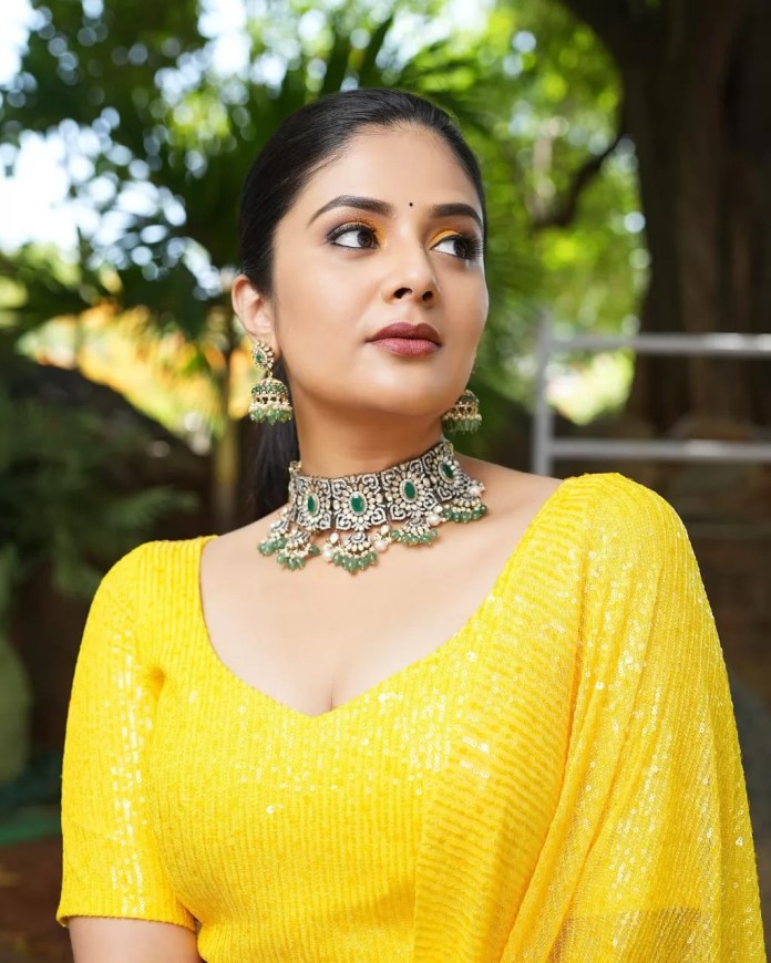 Fabulous Looks Of Sreemukhi in Saree -