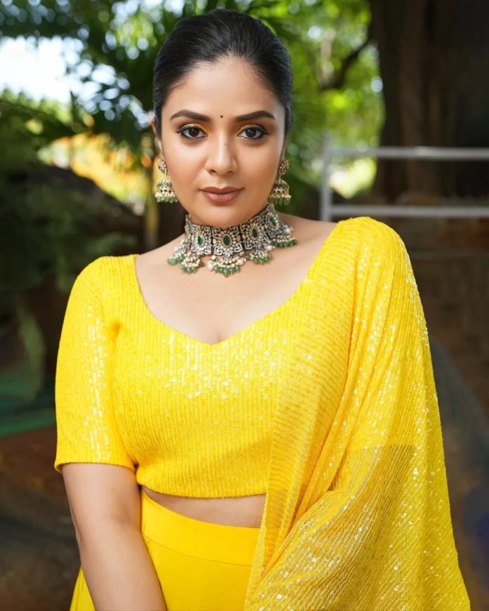 Fabulous Looks Of Sreemukhi in Saree -