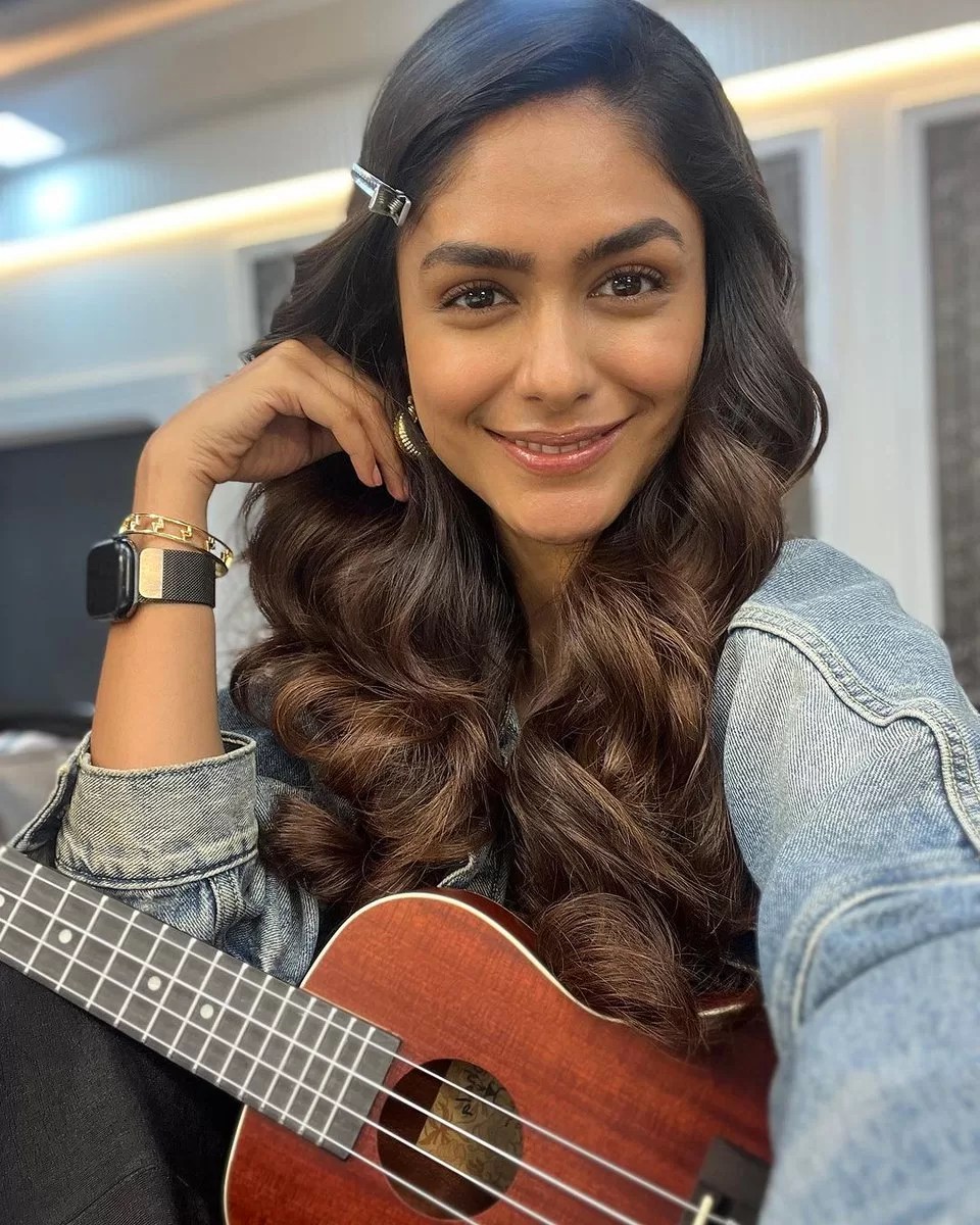 Mrunal Thakur new pics