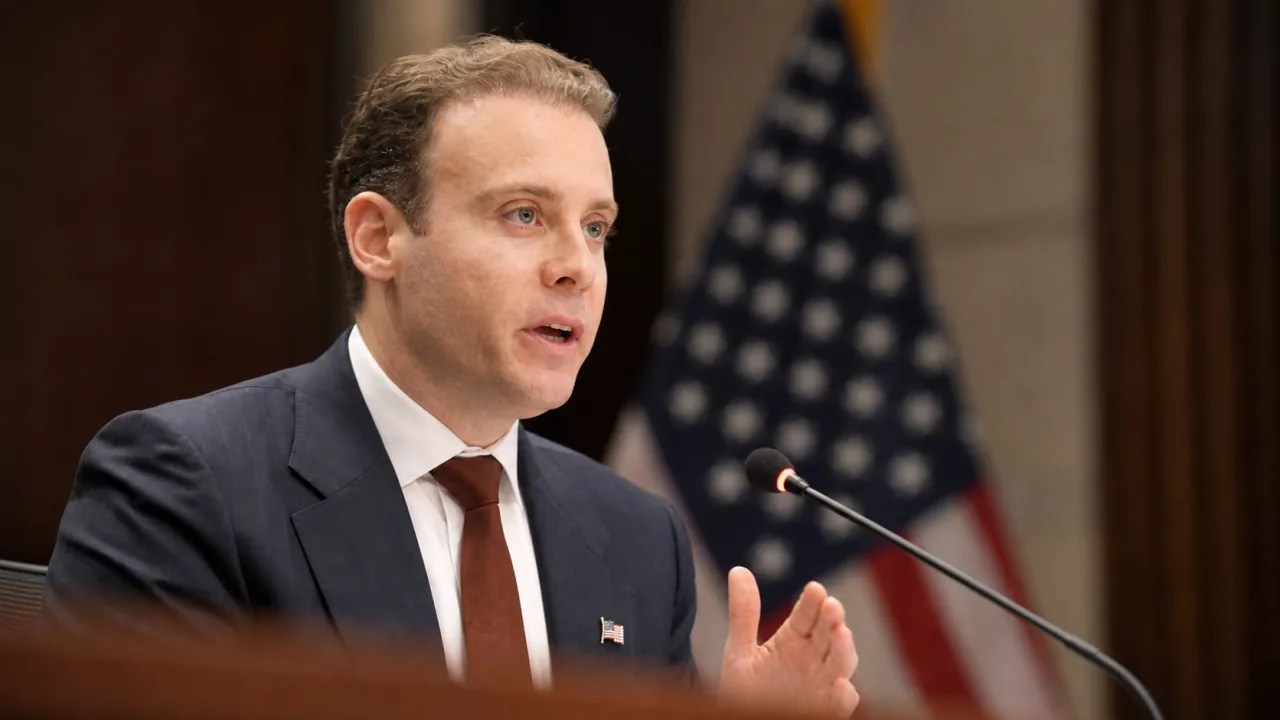 CFTCのマイケル・S・セリグ委員長が公式会合で発言する様子を別角度から表現した画像