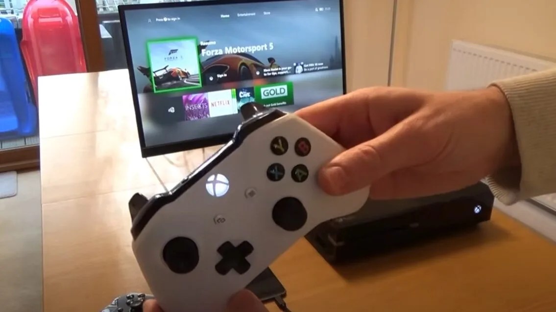 How to Connect an Xbox Controller to Xbox (Series X|S & Xbox One)