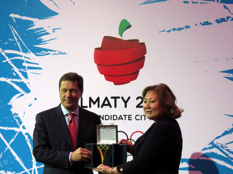 Zauresh Amanzhilova, Vice Mayor of Almaty City (right) receives gift from Alexander Zhukov, Chief of IOC Evaluation Commission (GamesBids Photo)
