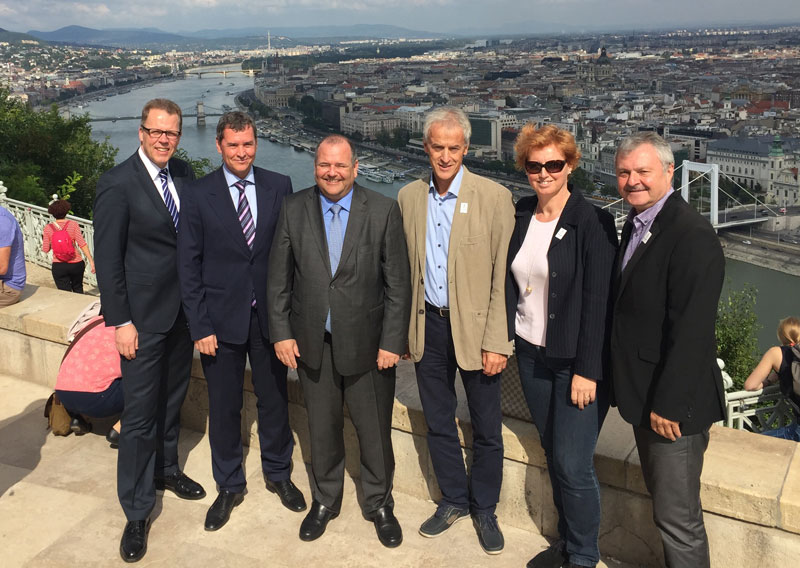 Budapest 2024's Attila Mizsér (centre) poses with International Shooting Federation delegation (Budapest 2024 photo)
