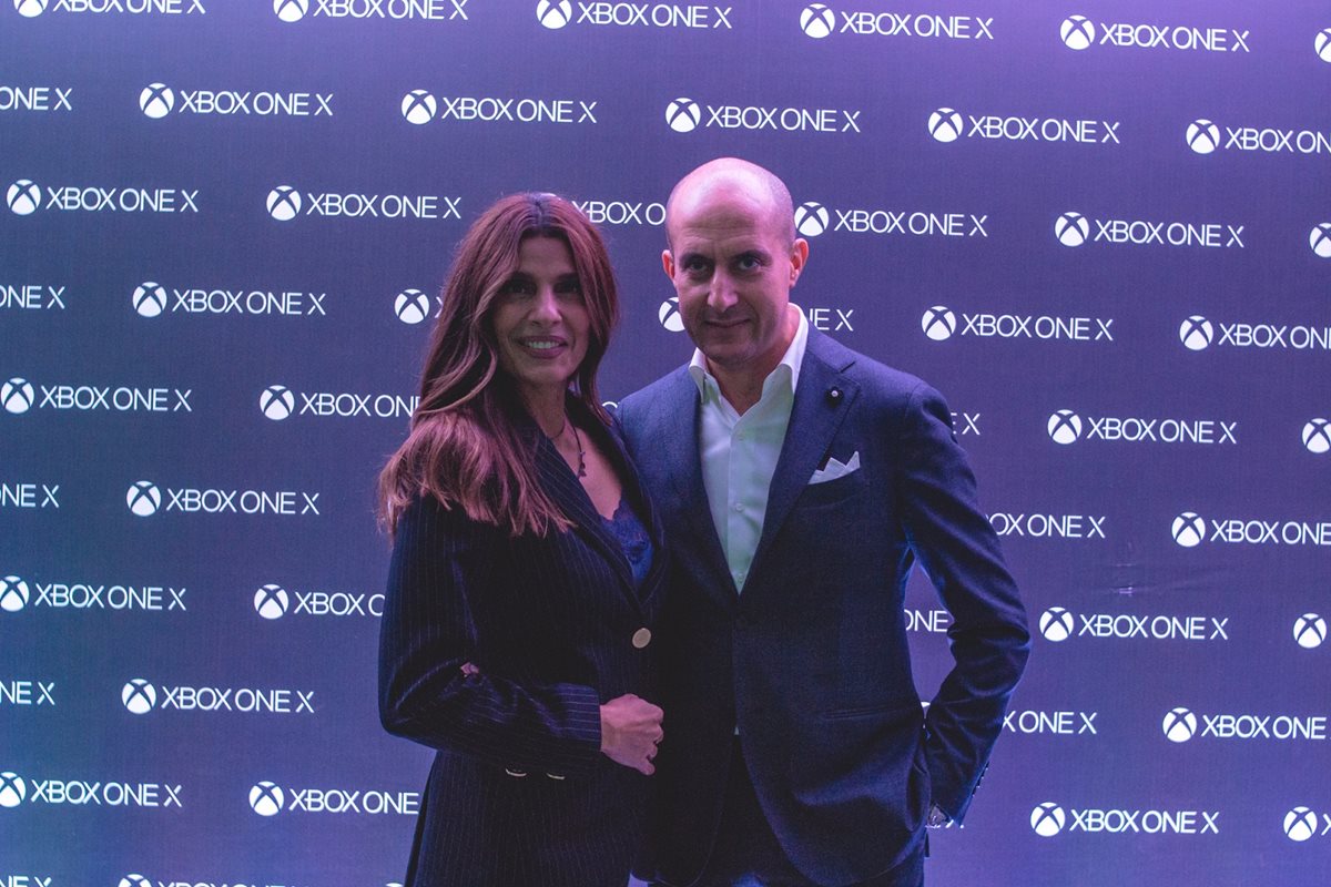 Ο Federico Enrico, Υπεύθυνος Δίκτυου Πωλήσεων Microsoft Mediterranean Cluster, με τη δημοσιογράφο, Πόπη Τσαπανίδου.