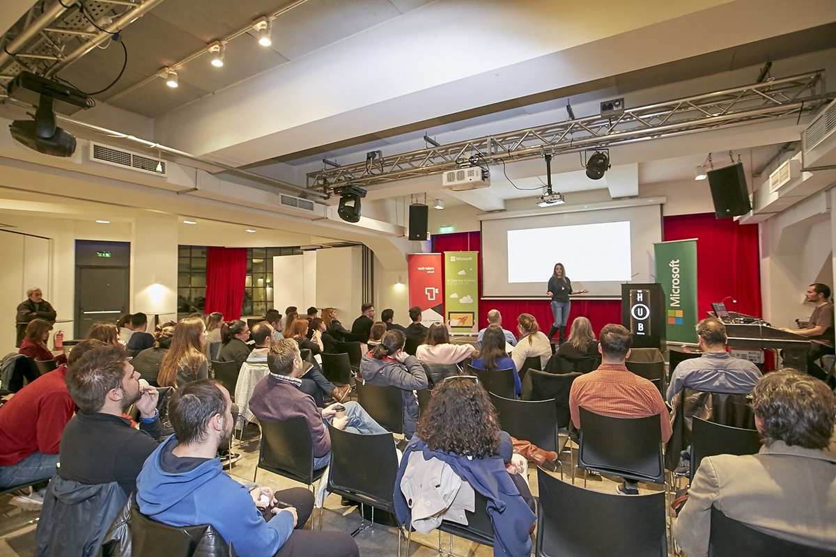 Η βραβευμένη Digital Designer Χρύσα Γκάγκωση, υπεύθυνη του τομέα Digital Design στο Κολλέγιο Βακαλό Art & Design, σύστησε σε όλους, τους τομείς της μεθοδολογίας για την παραγωγή ψηφιακών προϊόντων και υπηρεσιών, μέσω ενός μοναδικού design thinking workshop.