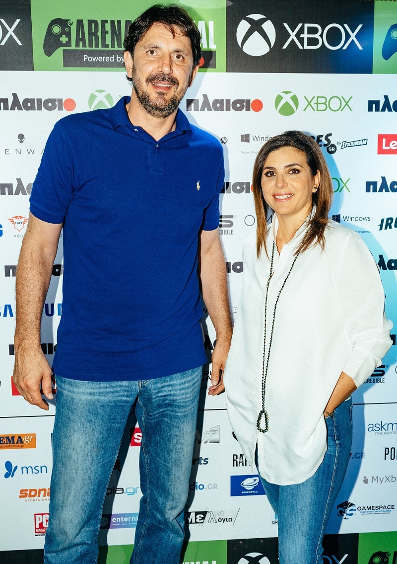 Η Διευθύνουσα Σύμβουλος της Microsoft Ελλάδος, Κύπρου & Μάλτας, Πέγκυ Αντωνάκου, με τον πρεσβευτή του ΝΒΑ, Ευθύμη Ρεντζιά, στο Xbox Arena Festival powered by Πλαίσιο, που έγινε στις 23 και 24 Ιουνίου στο Gazi Music Hall.