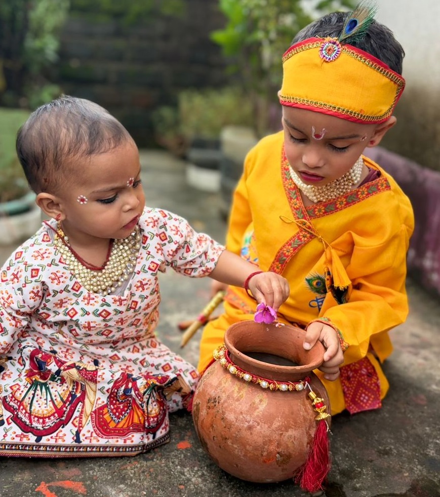 मुरहू में भी रही जन्माष्टमी की धूम, राधा-कृष्ण के रूप में बच्चों ने बांधा समां