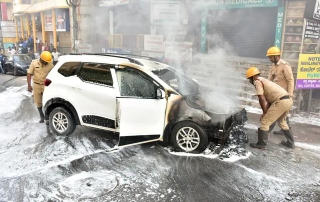 ಮಂಗಳೂರು: ಬಿಜೈ ಕೆಎಸ್ಆರ್ಟಿಸಿ ಬಸ್ ನಿಲ್ದಾಣದ ಎದುರು ಚಲಿಸುತ್ತಿದ್ದ ಕಾರಿನಲ್ಲಿ ಬೆಂಕಿ; ಚಾಲಕ ಪ್ರಾಣಾಪಾಯದಿಂದ ಪಾರು