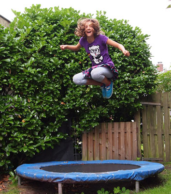 Laiozyen Fitness Trampolin Mini Faltbares Trampolin 143 X 91cm 5 Fach Hohenverstellbarer Haltegriff Kindertrampolin Garten Trampolin Fur Zwei Kinder Max Bis 100kg Typ 1 Blau Amazon De Sport Freizeit