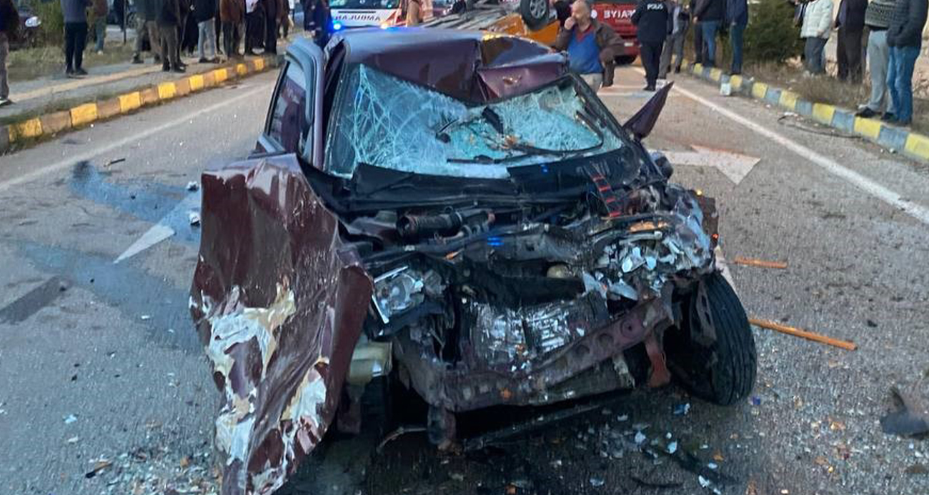 Karşı şeride uçup otomobille kafa kaya çarpıştı: 1 ölü, 4 yaralı