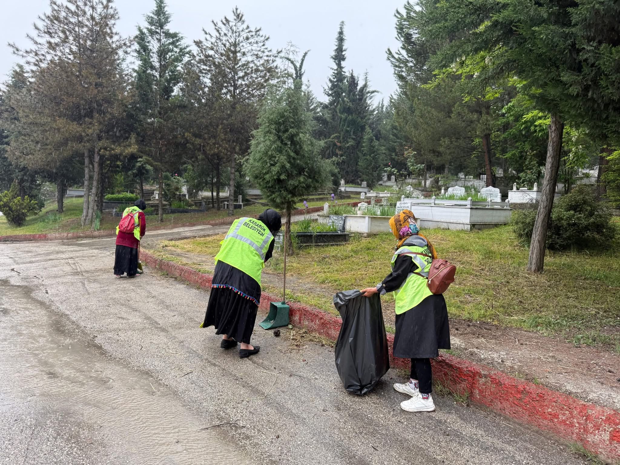 KARABÜK BELEDİYESİ BAYRAM ÖNCESİ MEZARLIKLARDA HUMMALI TEMİZLİK BAŞLATTI