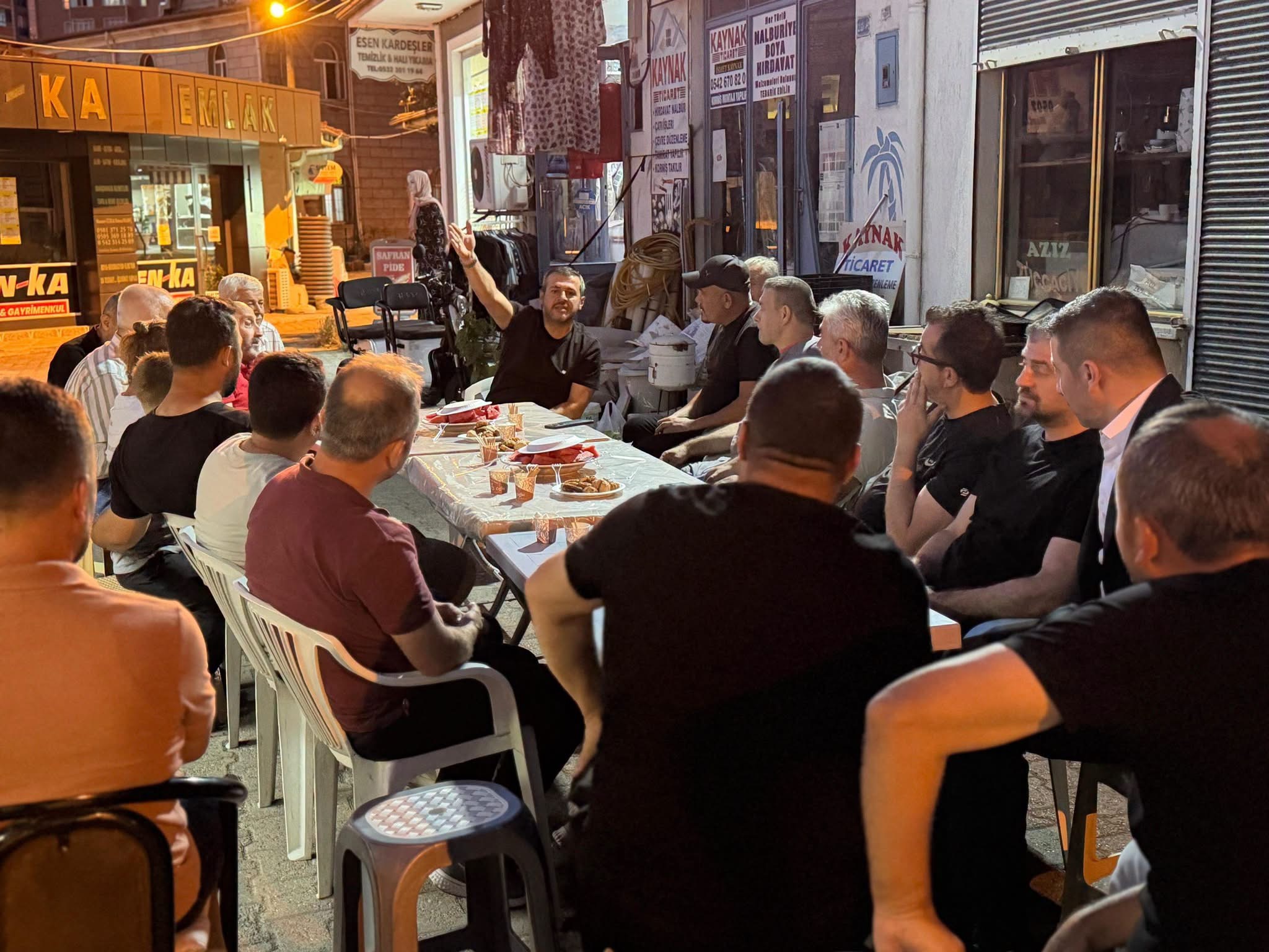 BAŞKAN Özkan Çetinkaya GECE GÜNDÜZ SAHADA