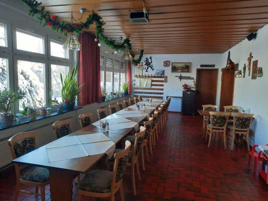 Kleiner Raum mit Beamer