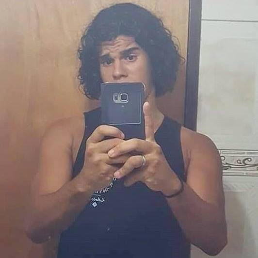 Higor, 20 Anos. Levo minha vida focada aos treinos e estudos . Treino jiu jitsu e sou faixa azul. Treino também submission e judo. Sempre gostei de fazer gambiarras . Já fiz regador de garrafas PET , saleiros e outras coisas. Nos tempos vagos gosto de ler livros e ficar no PC jogando. Cultivo plantas carnivoras e no futuro quero fazer faculdade de biologia na área de botanica. Morador da Cidade de Deus.