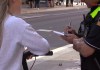 Una usuaria del patinete eléctrico con un policía en la Rambla. Foto: Gavà tv.