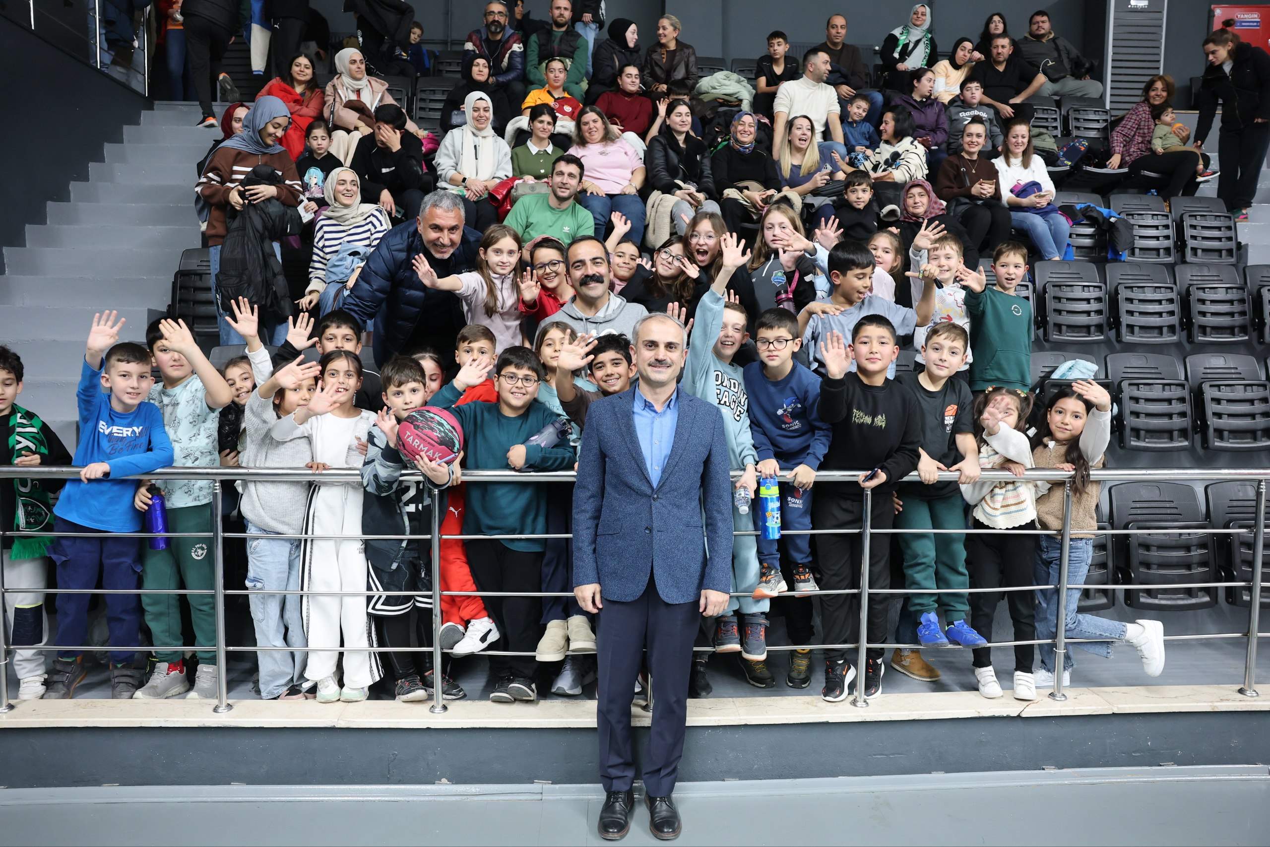 Çayırova'da Başkan Çiftçi'den minik basketbolseverlere jest!