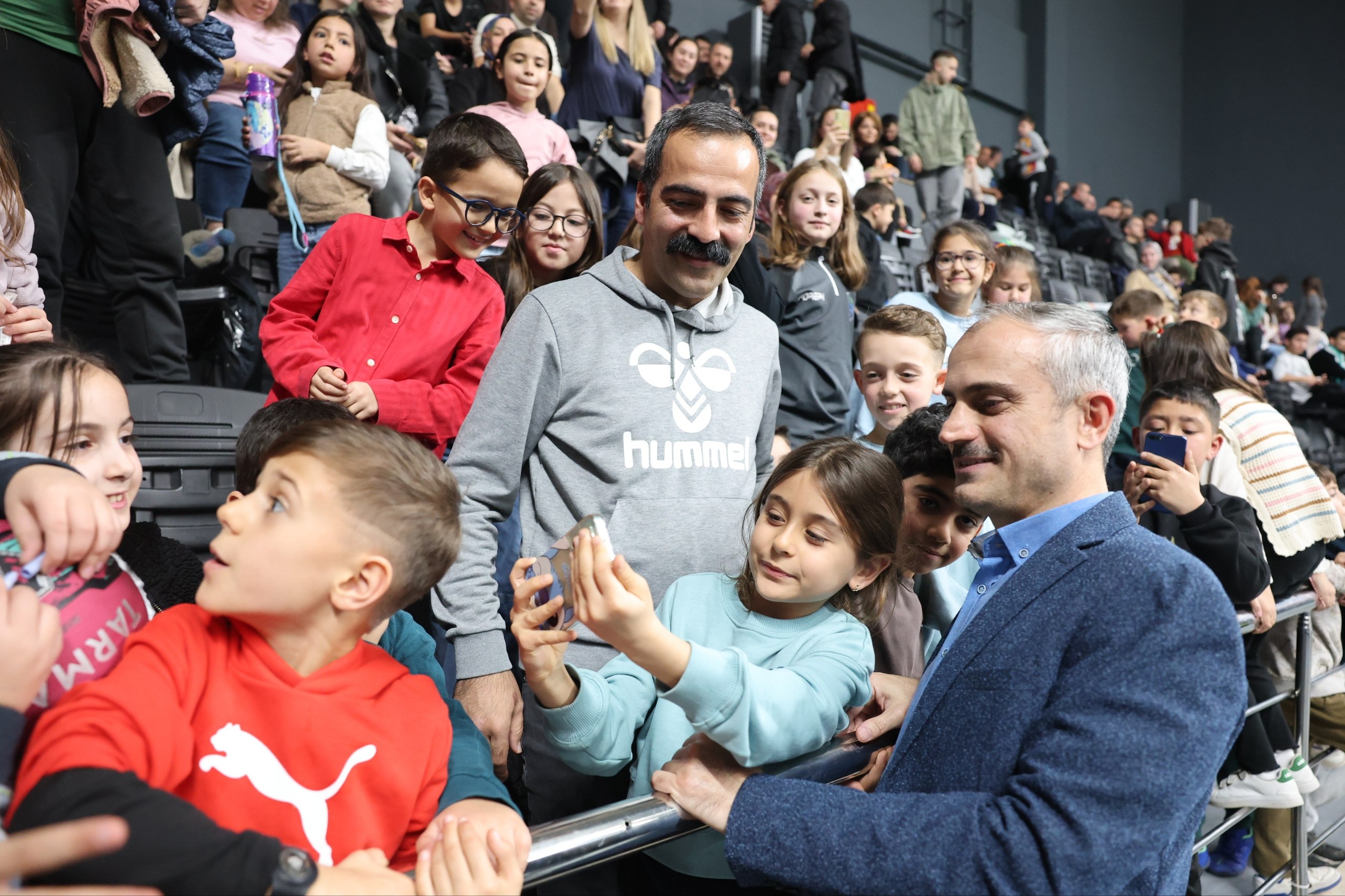 Çayırova'da Başkan Çiftçi'den minik basketbolseverlere jest!