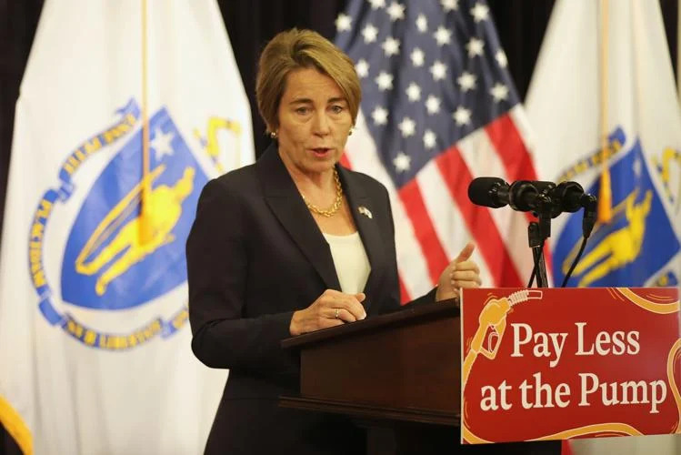 gazettenet.com - Contributing Writer - Healey joins Minogue in push for gas tax relief