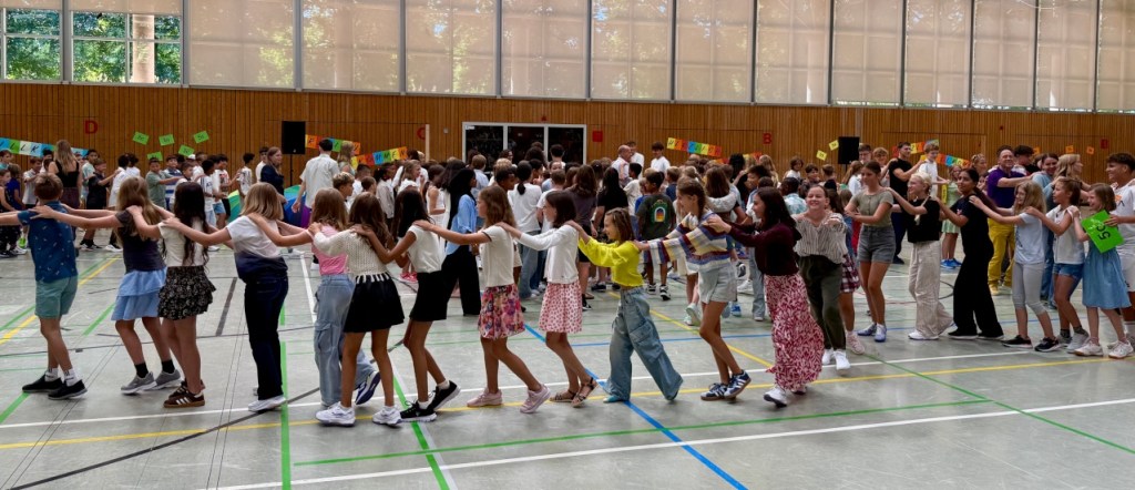 Fünftklässler in der Turnhalle in einer Reihe bei der Einschulung