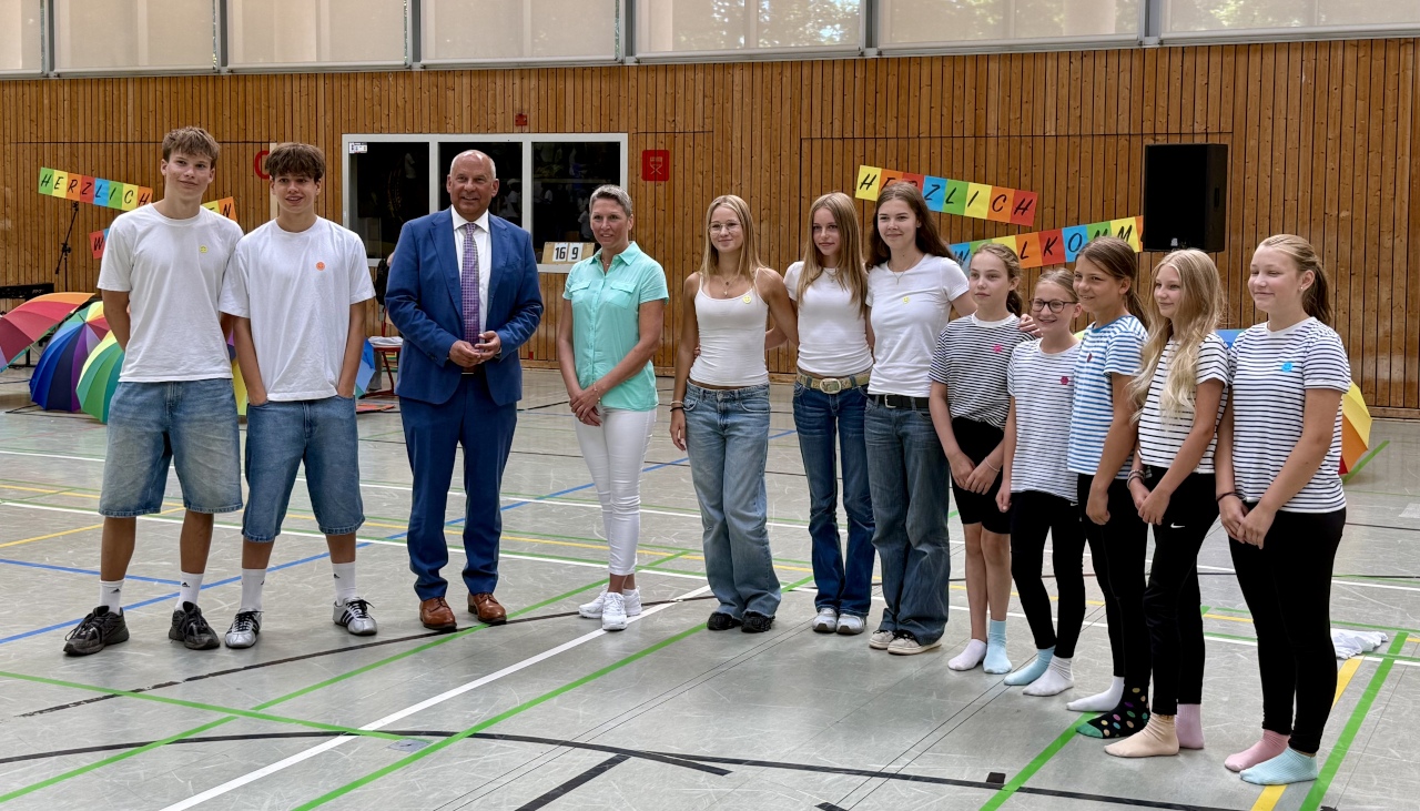 Herr Prof. Dr. Roman Poseck mit Frau Eva Klün-Ernst und Schülern und Schülerinnen der GBS im Rahmen der Einschulungsfeier in der Turnhalle.