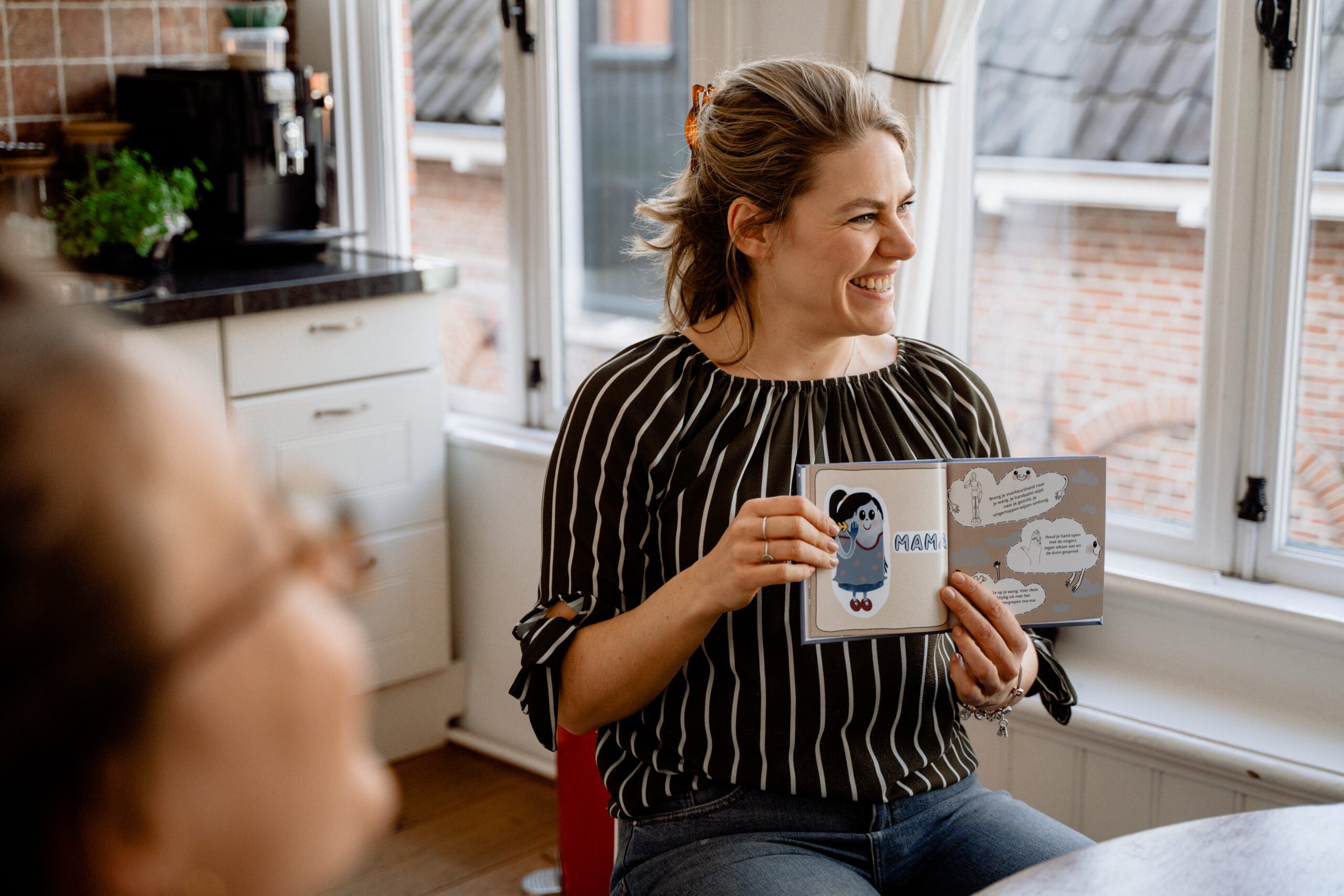 Martina met babygebarenboek De Gebarendoodle