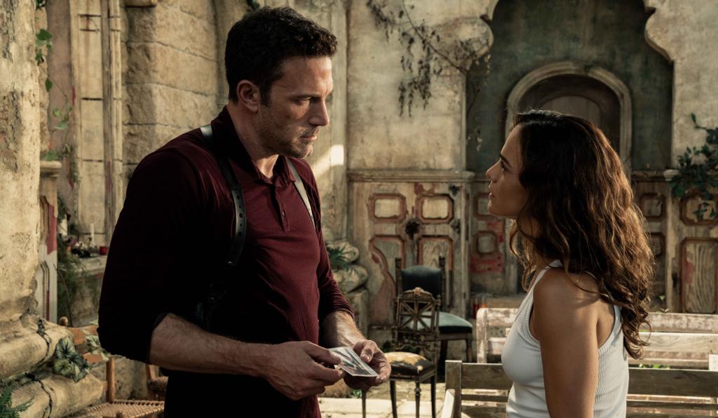 Imagem de divulgação do filme Hypnotic - Ameaça Invisível, mostrando os protagonistas Ben Affleck e Alice Braga.