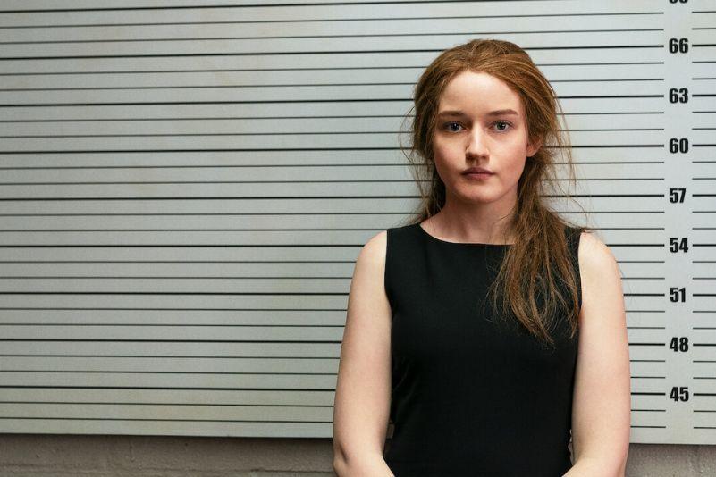 Julia Garner na série de true crime Inventando Anna. | Reprodução: Netflix