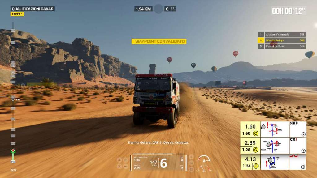 Caminhão de rally competindo em um deserto com balões de ar quente ao fundo em "Dakar Desert Rally".