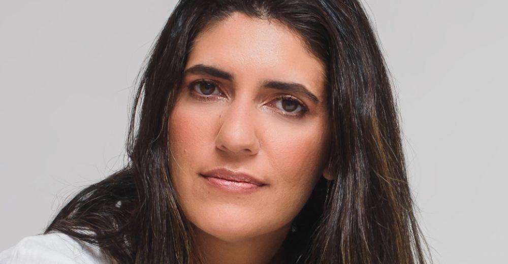 Julia Martins, uma autora nacional, adota o pseudônimo TS Martins, e estreia com Val nas Alturas