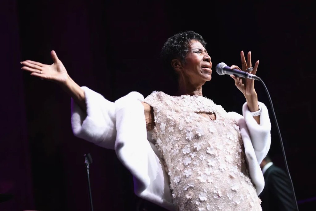 Aretha Franklin se apresenta na fundação no combate à AIDS do cantor Elton John