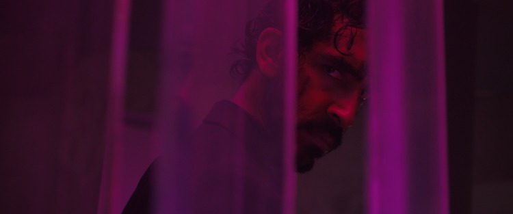 Dev Patel, faz sua estreia impressionante como diretor de longas-metragens com FÚRIA PRIMITIVA.