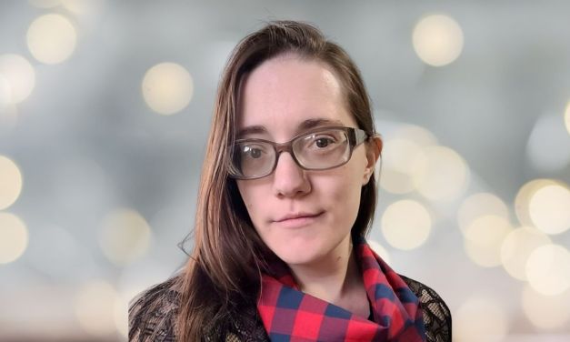 Angell Carapunarla aborda a força da poesia no mundo atual
