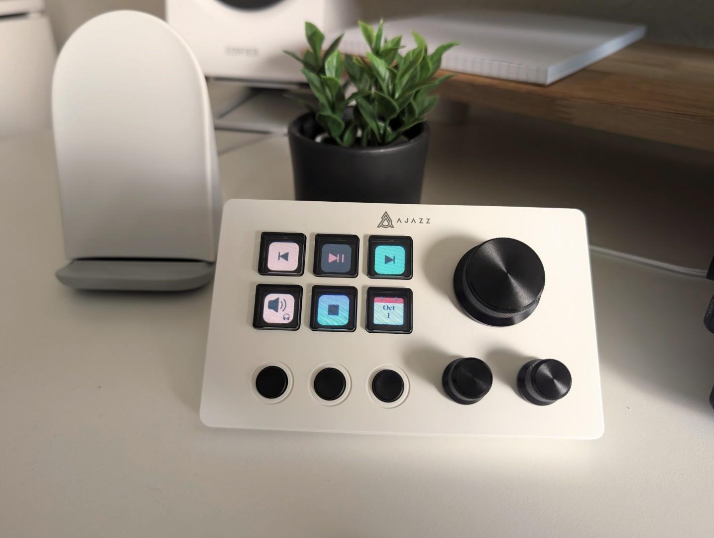 Ajazz Stream Deck Review: Is It Good? - geekyminded.com