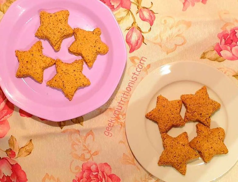 eight star shaped feta cheese oatcookies served in two plates